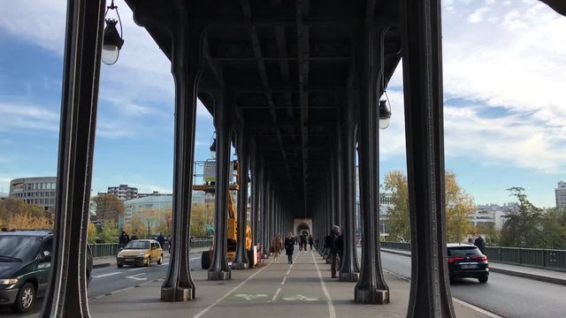Traffic sous le pont de Bir Hakeim &agrave; Paris