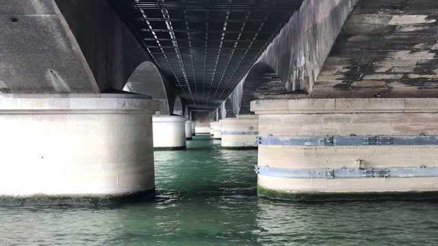 Sous le pont d'I&eacute;na sur la Seine &agrave; Paris