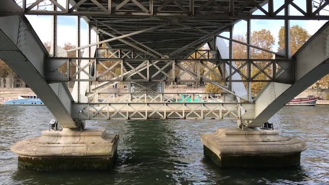 Sous la passerelle Debilly sur la Seine &agrave; Paris