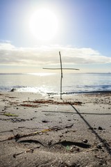 Kreuz am Strand Tod traurig