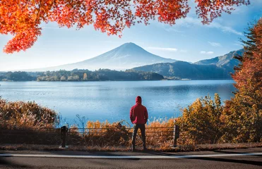 Cercles muraux Mont Fuji Homme regardant la montagne fuji