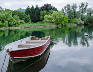 Fototapeta na wymiar solitary boat in the river