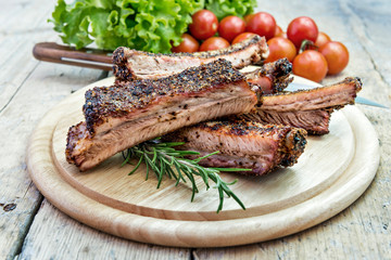Round chopping board with grilled pork ribs
