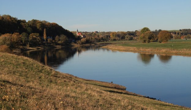 Herbstliche Elblandschaft bei Zehren
