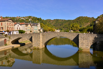 Fototapeta na wymiar Pont des Consuls à Villefranche-de-Rouergue (12200), département de l'Aveyron en région Occitanie, France 