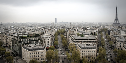 Straßen von Stadt Paris Frankreich mit Autos und Skyline mit Eiffelturm