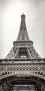 Eiffelturm in Paris von unten hochkant in schwarz weiß