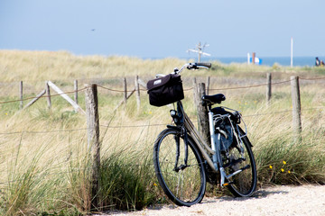 Fototapeta premium Bike parked at the dunes