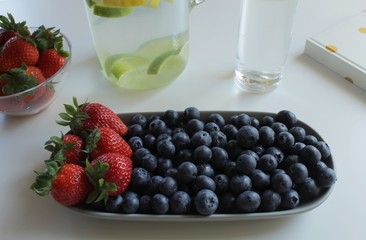 Fototapeta na wymiar Tray with healthy snack consisting of blueberries and strawberries
