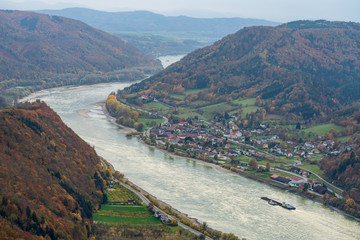Fototapeta premium Donau mit Schiff im Herbst