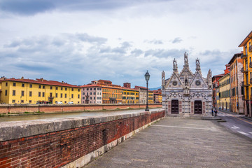 Fototapeta na wymiar monuments and buildings in Pisa on the Arno river in Tuscany