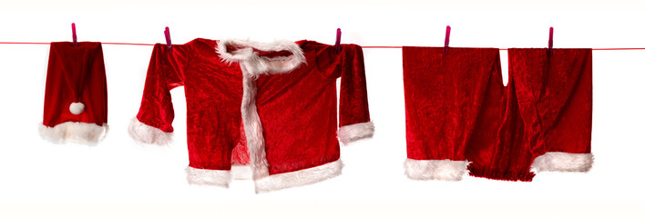 panorama avec les habits du père noël accroché  à un fil à linge pour sécher