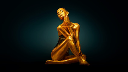 Fototapeta premium Wysokiej mody modela dziewczyna z jaskrawym złotym błyska na jej ciele pozuje, pełny długość portret piękna seksowna kobieta z rozjarzoną ciało skórą. Makijaż projektowy