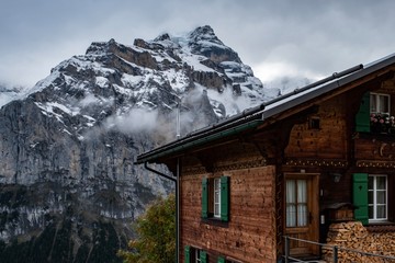 schneebedeckte Berge, Schweizer Alpen, Berner Oberland, Bergdorf M&uuml;rren, Schweiz