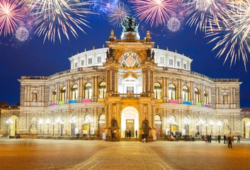 Opernhaus Dresden bei Nacht mit Feuerwerk, Deutschland © neirfy
