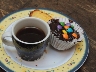 Xícara com café e bolinho cobertura