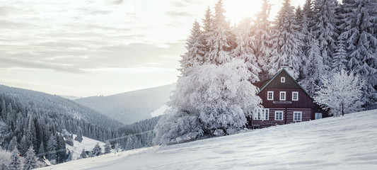 Schneelandschaft mit Hütte