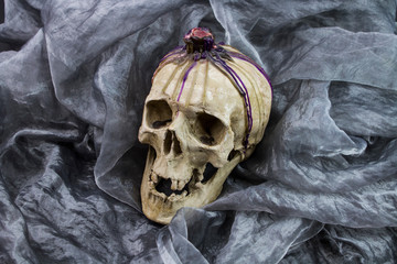 Totenkopf mit Kerze auf Seidentuch