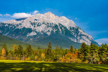 Hohe Munde mit herbstlichem Wald