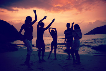 Fototapeta premium Friends on beach at sunset