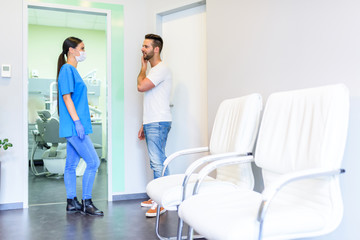 Obraz premium A Dentist discussing the treatment with a patient in the Dental 