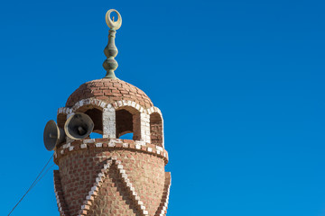 Minarett in einem Dorf bei Marsa Alam, Ägypten
