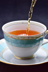 紅茶を注ぐ