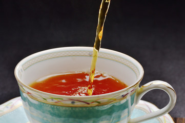紅茶を注ぐ