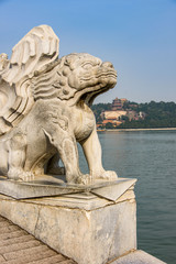 Fototapeta na wymiar Dragon statue on the 17arch bridge