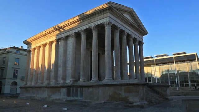 N&icirc;me,Gard, Occitanie, France. The roman house named Maison Carr&eacute;e. The roman temple is dated about 4-7 AD, in the background, the Carree d'Art by Norman Foster inaugurated in 1993.