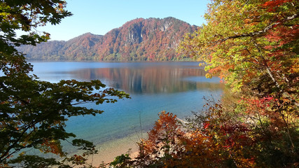 秋の沼沢湖（福島県・金山町）