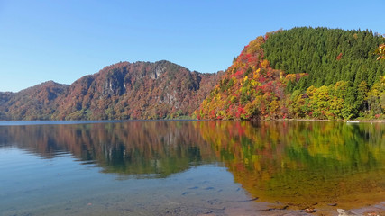 秋の沼沢湖（福島県・金山町）