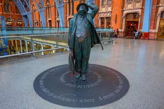 The Betjeman statue of sir John Betjeman at St. Pancras station in London, UK