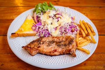 Black pepper steak served with vegetable salad.