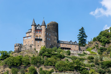 Fototapeta na wymiar Ancient Castle Katz on the mountain above the Rhine