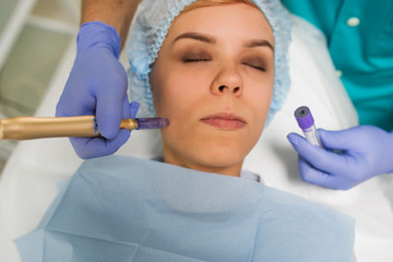 Naklejka premium Closeup of a woman recieving cheek microdermabrasion procedure