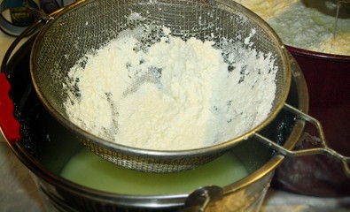 Separación del queso del suero, filtrado.