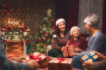 Obraz na płótnie Canvas family celebrating Christmas
