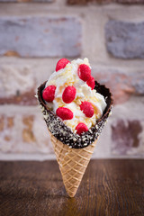 Knusperwaffel mit Schaumerdbeeren und weißer Schokolade
