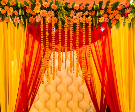 Hình ảnh sân khấu đám cưới Ấn Độ đầy màu sắc và rực rỡ chắc chắn sẽ khiến bạn cảm thấy thích thú. Những màn tùy chỉnh tinh tế, ánh đèn lấp lánh cùng với sự kết hợp giữa truyền thống và hiện đại tạo nên một không gian đầy phấn khích và cuốn hút.