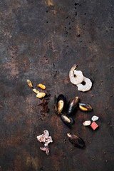 Owoce morza, krewetki, małże, ośmiorniczki, ślimaki, paluszki krabowe ,skorupiaki. © foodandcook