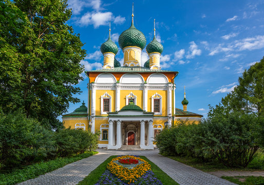 The ancient religious architecture of the Golden Ring area