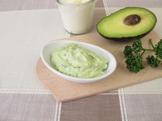 Guacamole mit Avocado, Frischkäse und Petersilie