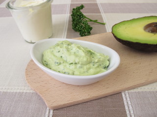Guacamole mit Avocado, Frischkäse und Petersilie