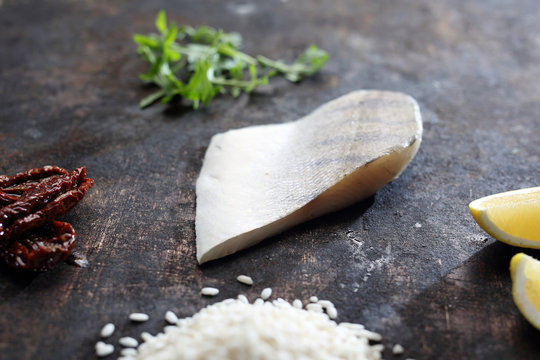 Sandacz, ryż, suszone pomidory oraz sałata i cytryna