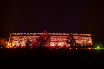 eine angestrahlte Slavenburg bei Nacht