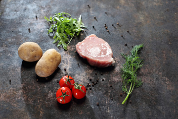  Składniki potrawy.  Mięso ,ziemniaki i warzywa , produkty potrzebne do przygotowania dania obiadowego.