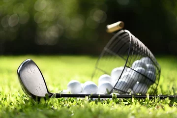 Gordijnen Golfclub en golfballen in mand op groen gras om te oefenen © amenic181