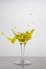 Cocktailglas zerbrochen mit Splash