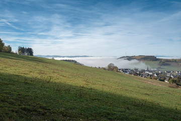 Ort im Sauerland im Tal mit Fr&uuml;hnebel